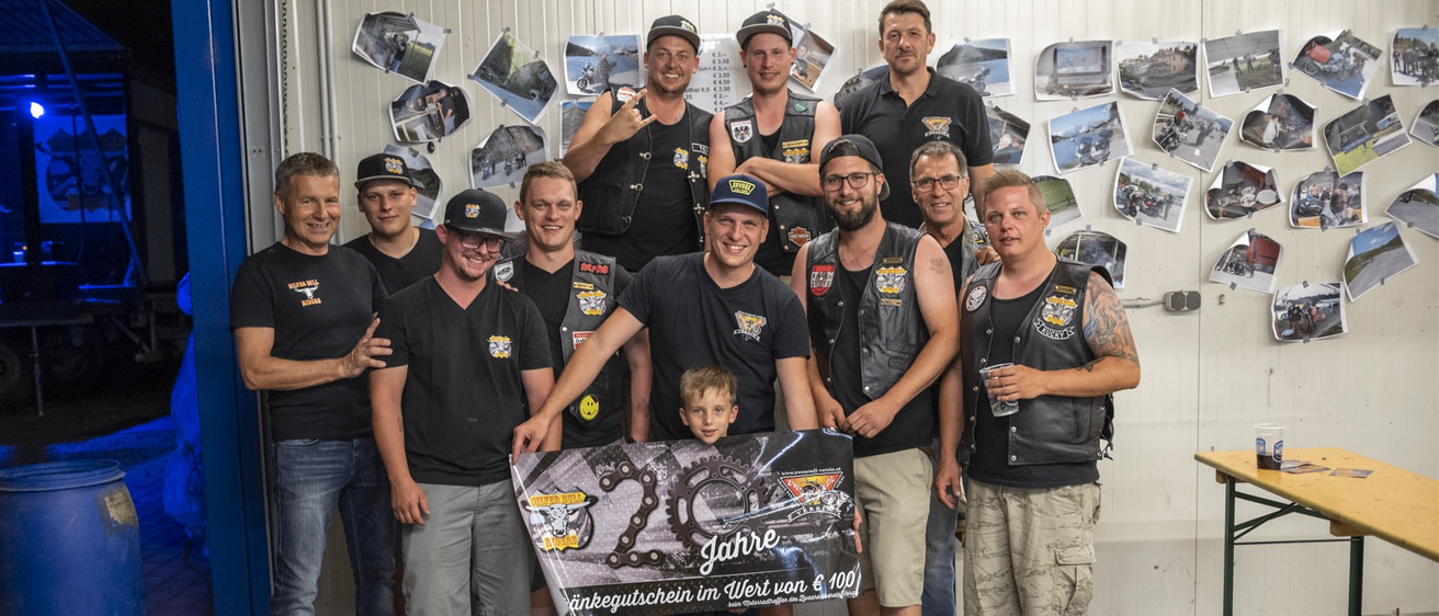 Bild enthält, Groupshot, Person, People, Jeans, Adult, Male, Man, Shoe, Shorts, Face