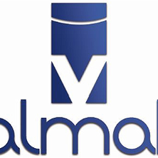 Das Bild zeigt das Logo eines Unternehmens namens Almak, bestehend aus einem stilisierten Buchstaben 'M' und dem Firmennamen in einer modernen Schriftart.