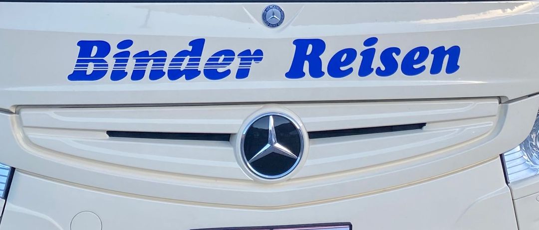 Bild enthält, Bus, Transportation, Vehicle, Bumper, Person, Handbag, License Plate, Hat