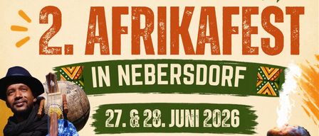 Plakat für das 2. Afrikafest in Nebersdorf, 27. und 28. Juni 2026. Mit Live-Konzerten, Akrobatik, Feuershows, afrikanischer Küche, Kinderaktivitäten, Workshops, Kunst und Marktständen. Beginn um 13 Uhr. QR-Code für weitere Informationen.