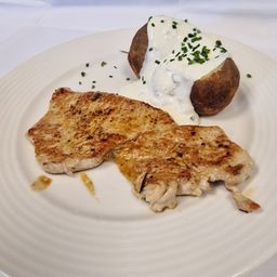 Putensteak mit Ofenkartoffel, Schnittlauchsauce  & Salat vom Buffet 