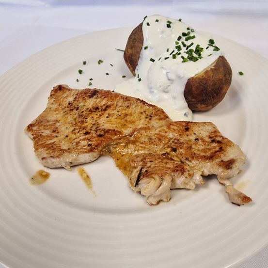 Putensteak mit Ofenkartoffel, Schnittlauchsauce  & Salat vom Buffet 