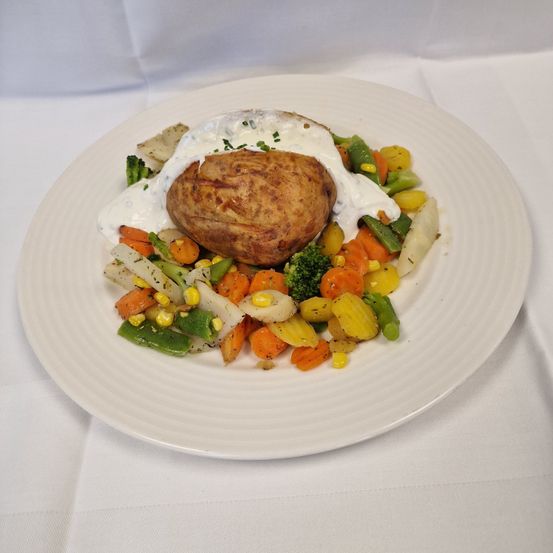 Ofenkartoffel mit Gemüse und Schnittlauchsauce 