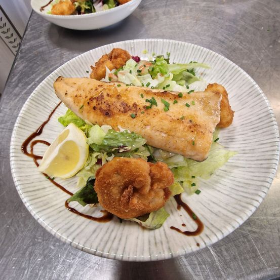 🥗 Haus-Salat – frisch & richtig gut Knackiger Blattsalat mit zart gebratenem Saiblingsfilet und knusprigen Garnelen. Dazu ein Spritzer Zitrone für die extra Frische. 🍋 Leicht, lecker und genau das Richtige für zwischendurch oder als feines Hauptgericht.