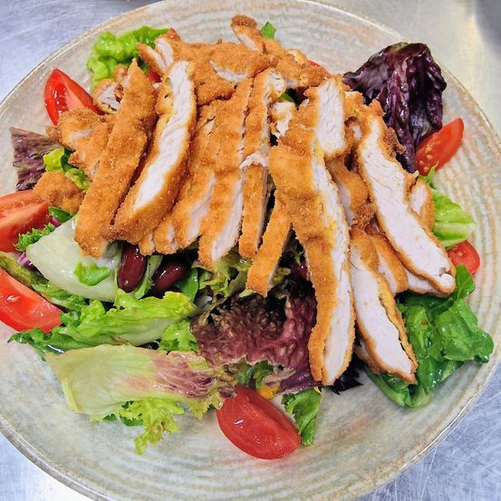 🥗 Putenstreifen-Salat – knusprig & frisch Goldbraun panierte Putenstreifen auf buntem, gemischtem Salat – außen knusprig, innen saftig. 😋 Leicht, sättigend und einfach richtig gut!