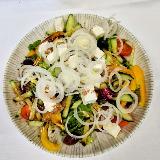 🥗 Lust auf Frische? Unser griechischer Salat mit knackigem Blattsalat ist genau das Richtige: leicht, aromatisch und perfekt für jede Tageszeit. Einfach genießen!