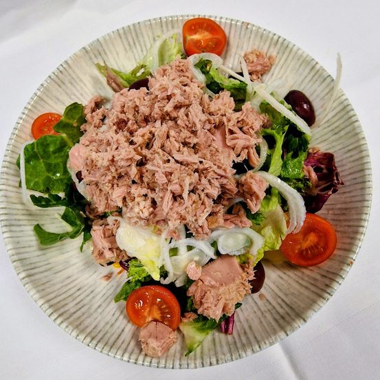 🥗 Thunfischsalat – leicht & frisch Gemischter Blattsalat mit saftigem Thunfisch, Tomaten und Oliven – einfach, ehrlich und richtig lecker. 😋 Perfekt für den kleinen Hunger oder wenn’s leicht sein soll! 👉 Jetzt probieren!