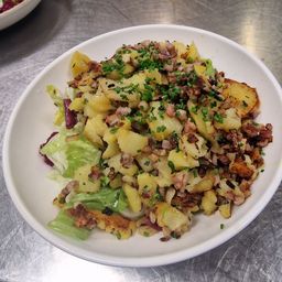 🥗 Kärntner Salatschüssel – deftig & herzhaft Knusprige Röstkartoffeln mit Knoblauch und gebratenem Speck auf frischem, gemischtem Salat. 😋 Herzhaft, sättigend und voller Geschmack – genau das Richtige für den großen Hunger!