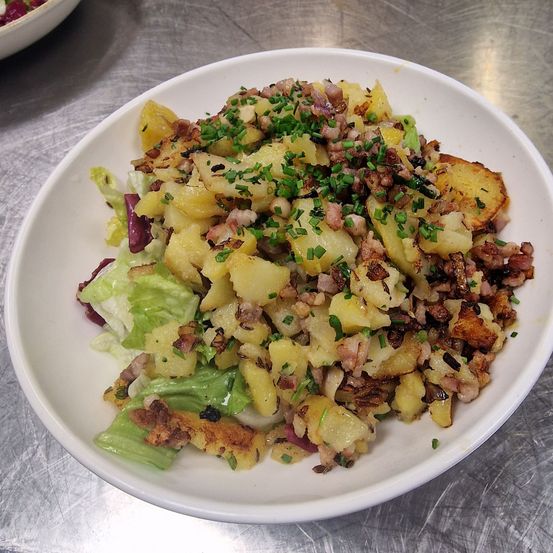 🥗 Kärntner Salatschüssel – deftig & herzhaft Knusprige Röstkartoffeln mit Knoblauch und gebratenem Speck auf frischem, gemischtem Salat. 😋 Herzhaft, sättigend und voller Geschmack – genau das Richtige für den großen Hunger!