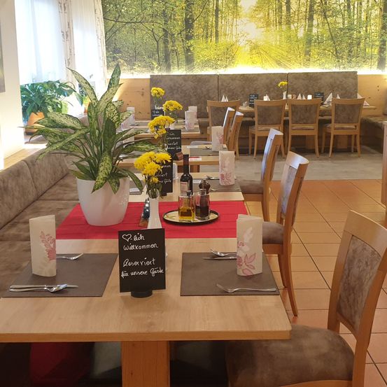 Bild enthält, Interior Design, Table, Dining Table, Dining Room, Floor, Restaurant, Living Room, Plywood, Plant, Flooring