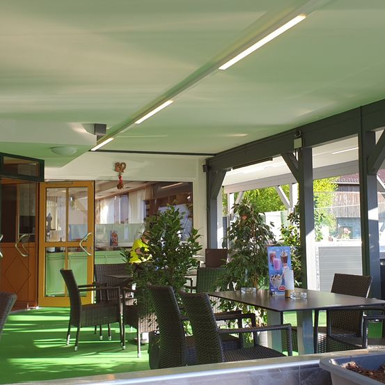 Bild enthält, Indoors, Restaurant, Cafeteria, Interior Design, Cafe, Dining Table, Table, Building, Person, Dining Room