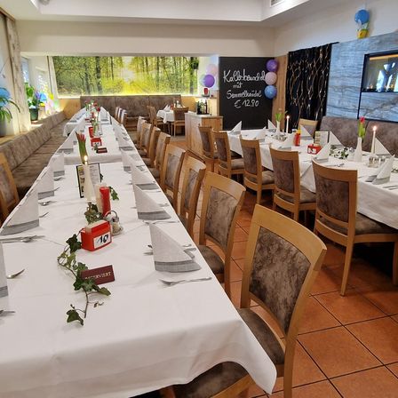 Bild enthält, Indoors, Restaurant, Interior Design, Table, Dining Table, Dining Room, Chair, Spoon, Tabletop, Hall