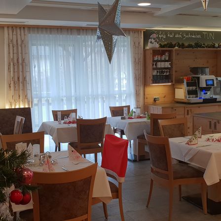 Bild enthält, Indoors, Restaurant, Wood, Dining Table, Table, Cafeteria, Chair, Dining Room, Flooring, Interior Design