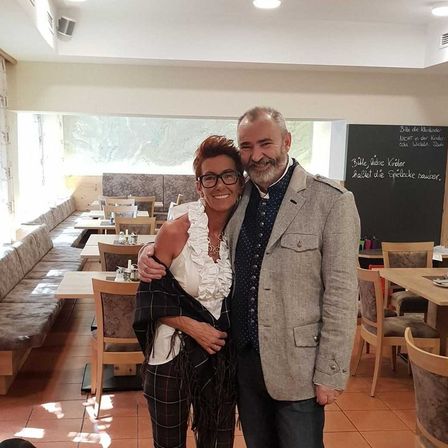 Bild enthält, Pants, Blazer, Coat, Jacket, Table, Portrait, Photobombing, Dining Room, Dining Table, Jeans