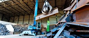 Bild enthält, Machine, Wheel, Wood, Architecture, Building, Factory, Demolition, Manufacturing, Workshop