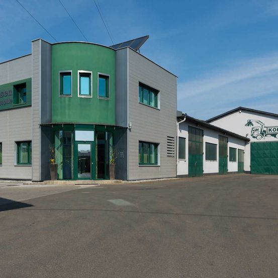 Bild enthält, Architecture, Building, Office Building, City, Road, Street, Urban, Corner, Indoors