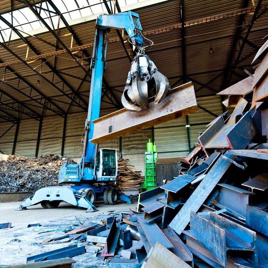 Bild enthält, Machine, Wheel, Wood, Architecture, Building, Factory, Demolition, Manufacturing, Workshop