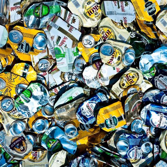 Bild enthält, Garbage, Trash, Can, Tin, Alcohol, Beer, Beverage, Tape