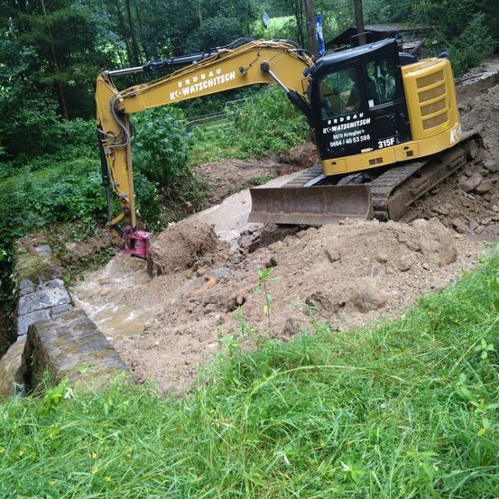 Bild enthält, Soil, Machine, Bulldozer, Vegetation, Backyard, Nature, Outdoors, Tree, Rock, Land