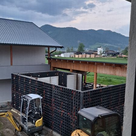 Bild enthält, Bulldozer, Machine, Architecture, Building, Outdoors, Shelter