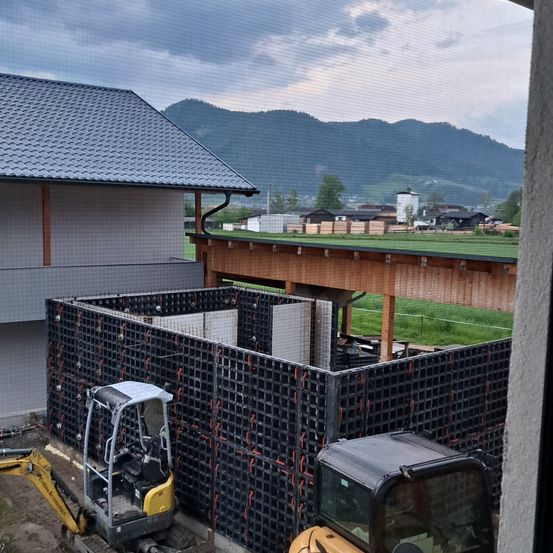 Bild enthält, Bulldozer, Machine, Architecture, Building, Outdoors, Shelter