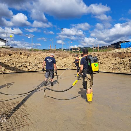Bild enthält, Clothing, Shorts, Person, Worker, Soil, Outdoors