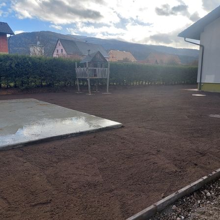 Bild enthält, Soil, Gravel, Road, Tarmac, Ground, Outdoors, Building, Housing, Nature, House