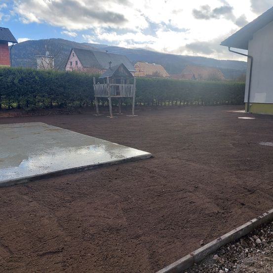 Bild enthält, Soil, Gravel, Road, Tarmac, Ground, Outdoors, Building, Housing, Nature, House