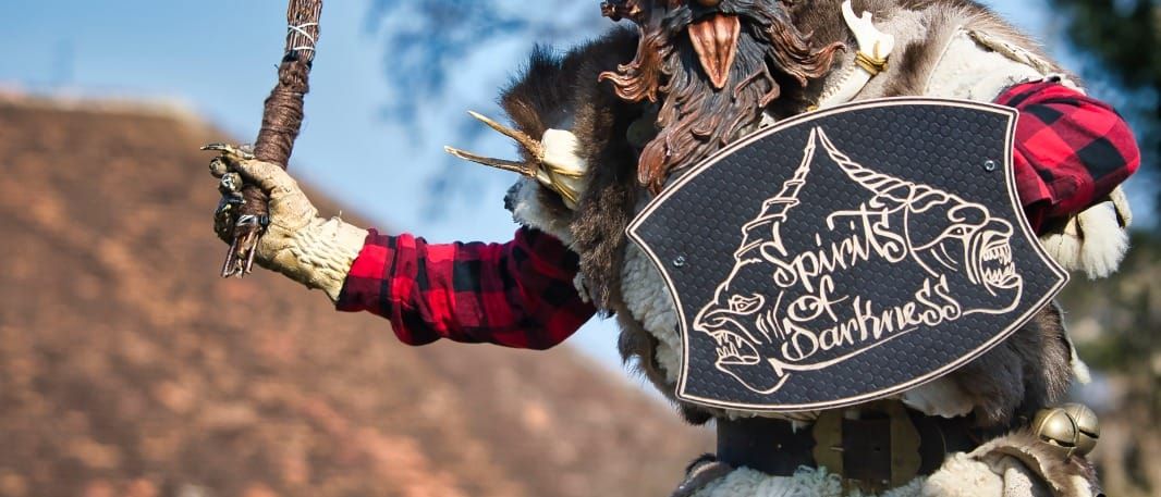 Bild enthält, Clothing, Costume, Person, Sword, Weapon, Festival