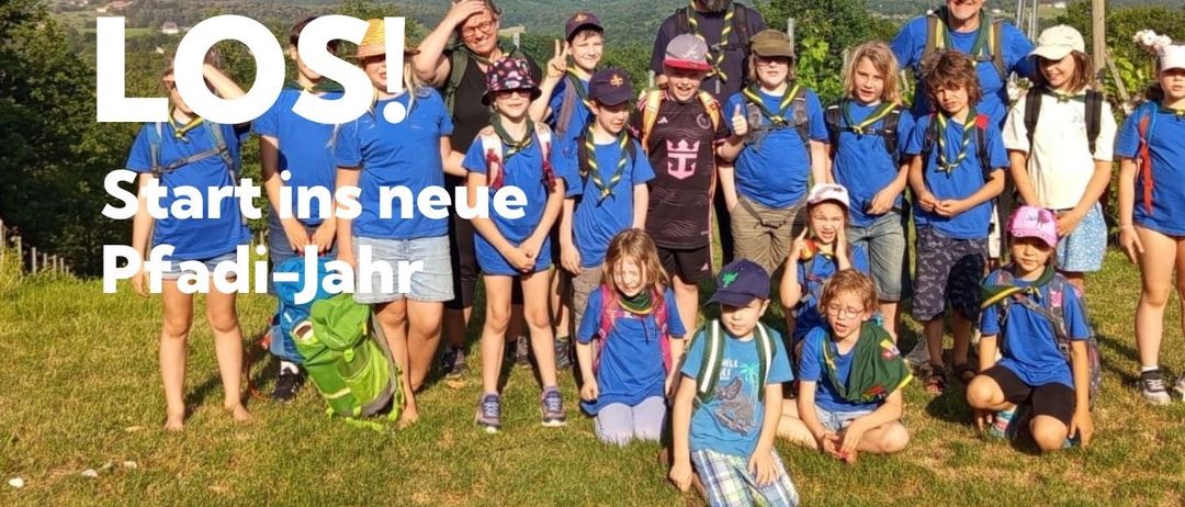 Ein Plakat zeigt eine Gruppe junger Leute in blauen Uniformen mit Erwachsenen, einer mit Rucksack, stehend und sitzend auf einem Rasenfeld mit den Worten 'Start ins neue Pfadi-Jahr' und dem Datum '12.09.2025'.