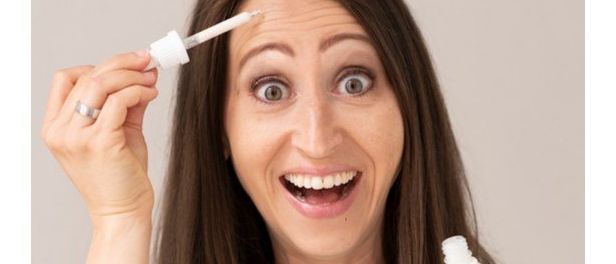 Eine Frau, die eine Medizinflasche hält, mit einer Werbung für 'Renner-Kaspar' in rotem Text über ihr, mit Veranstaltungsdetails darunter.