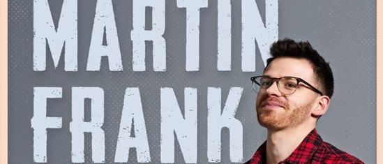 Werbeposter für Martin Kleins Comedy-Show mit dem Titel 'Heinlich an mir'. Es zeigt einen Mann in einem roten karierten Hemd, der eine Brille trägt. Die Veranstaltung findet am Freitag, den 12. Dezember, um 19:30 Uhr statt. Die Tickets kosten 34 Euro.