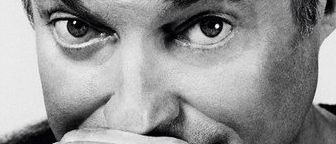 Plakat für Alfred Dorf mit einem Schwarz-Weiß-Foto eines Mannes mit der Hand vor dem Mund. Es steht 'Alfred Dorf, GLEICh, 4. November 2026, 20 Uhr. Die Tickets kosten 38,50 und 24,90 Euro.