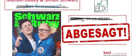 Ein Werbeplakat für Manuel Rubey und Simon Schwarz. Es zeigt ihre Namen, das Wort "abgesagt" in Rot und ein Bild der beiden Männer, die sich umarmen.