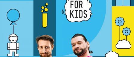 Zwei Männer posieren vor einem blau-gelben Hintergrund mit den Worten 'Für Kinder' und einer Teströhren-Ikone.