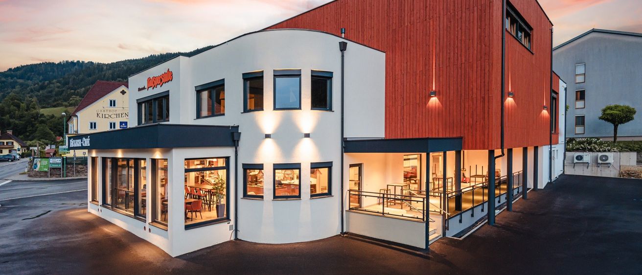 Bild enthält, Indoors, Interior Design, Corner, Car, Car Dealership, Vehicle, Shop, Building, Shopping Mall, City