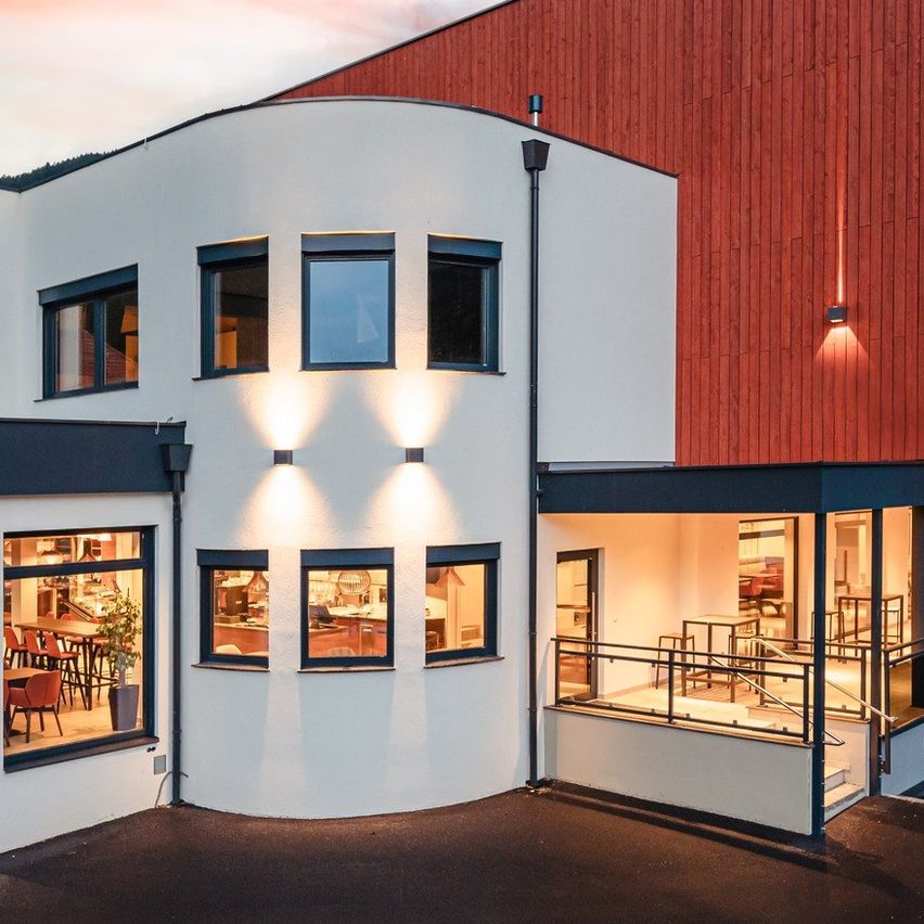 Bild enthält, Indoors, Interior Design, Corner, Car, Car Dealership, Vehicle, Shop, Building, Shopping Mall, City