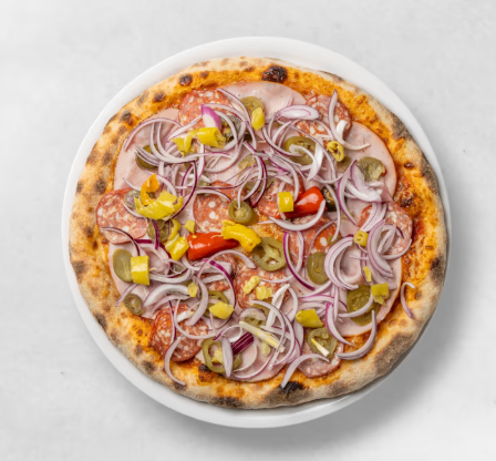 Eine Pizza mit Zwiebeln, Paprika, Oliven und Salami liegt auf einem weißen Teller vor einem schlichten Hintergrund.