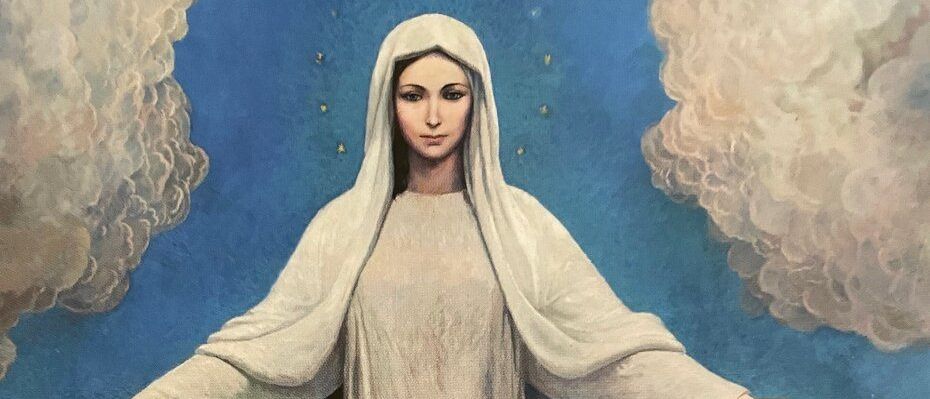 Ein Gemälde zeigt eine friedliche Figur einer Frau, die auf Wolken steht. Sie trägt ein weißes Gewand und einen Schleier, ihre Arme ausgestreckt, mit einem friedlichen Ausdruck.