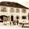 Historisches Postamt Küb-Logo. Bild enthält, House, Housing, Villa, City, Street, Urban, Person, Factory, Postal Office, Dog