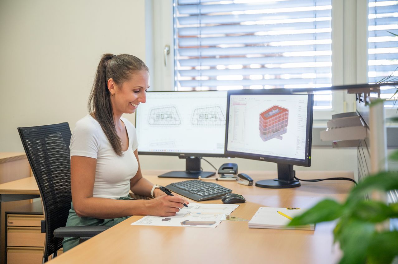 Bild enthält, Furniture, Table, Computer Keyboard, Desk, Person, Monitor, Executive, Face, Head, Text