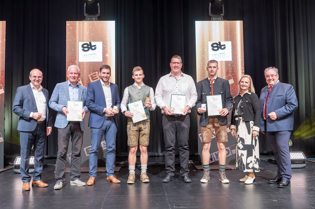 Bild enthält, Groupshot, Person, Adult, Female, Woman, Male, Man, Shoe, Coat, Shorts