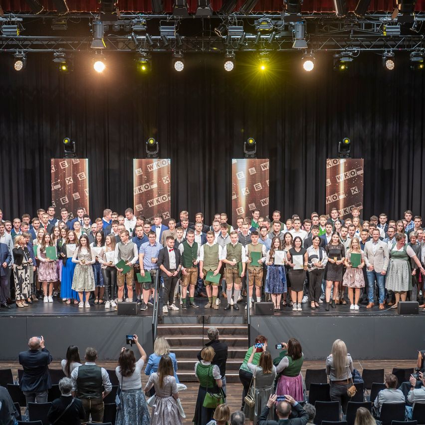 Bild enthält, Stage, Group Performance, Person, Crowd, Concert, Building, Classroom, Indoors, School, People