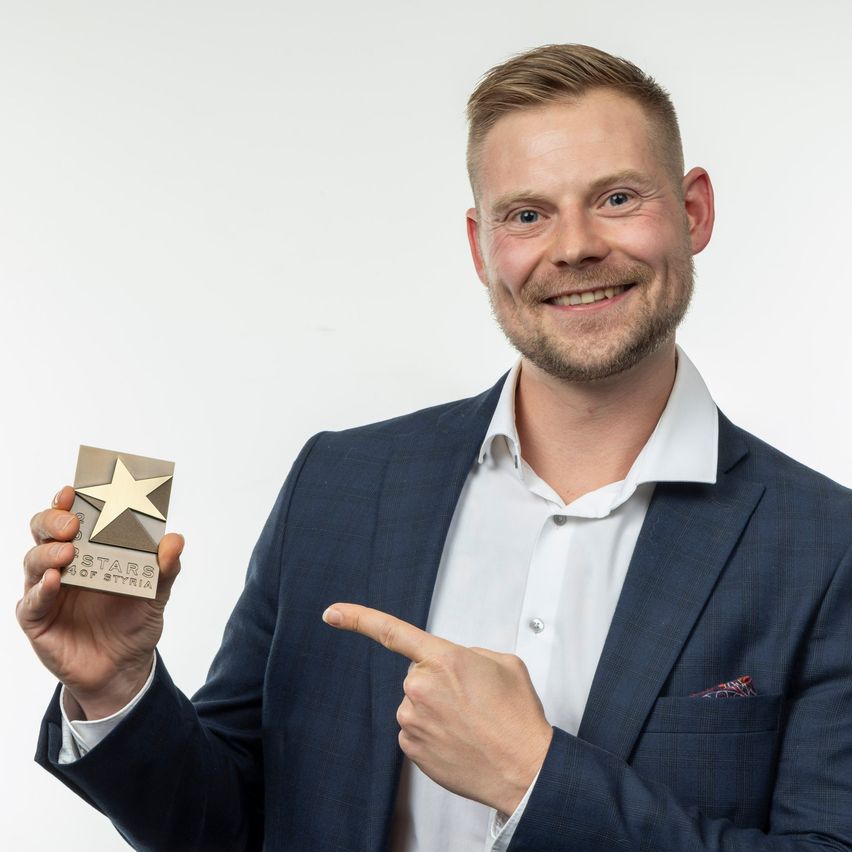 Bild enthält, Person, Photography, Portrait, Finger, Adult, Male, Man, Suit, Blazer, Shirt