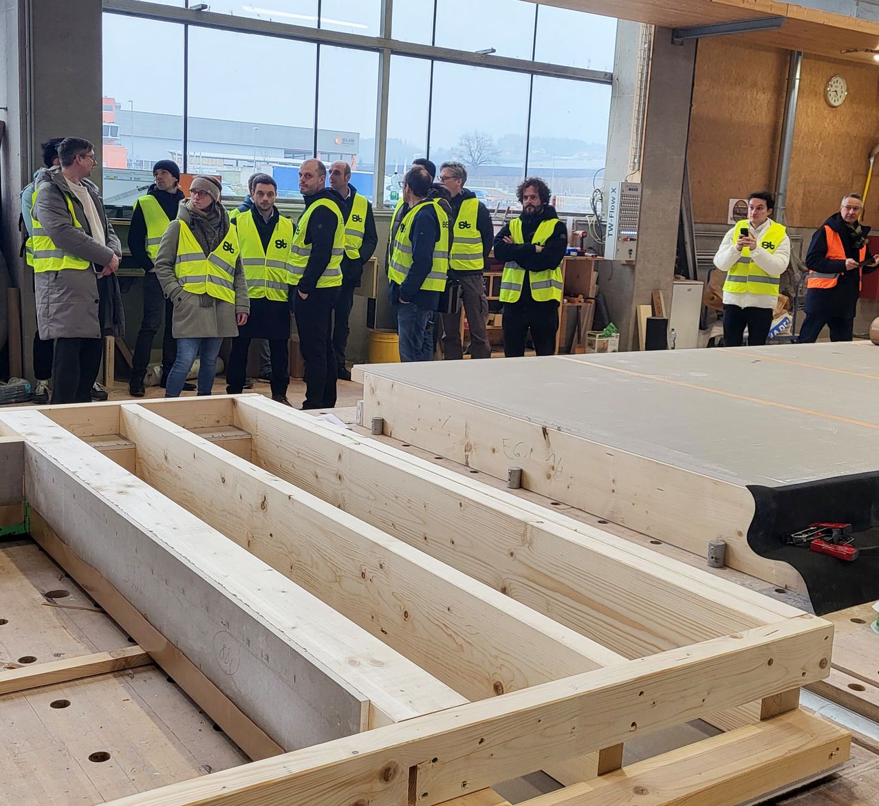 Bild enthält, Wood, Person, Worker, Adult, Male, Man, Coat, Jacket, Jeans, Handbag