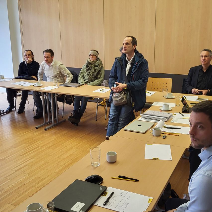 Bild enthält, People, Person, Adult, Male, Man, Plywood, Wood, Crowd, Pen, Indoors