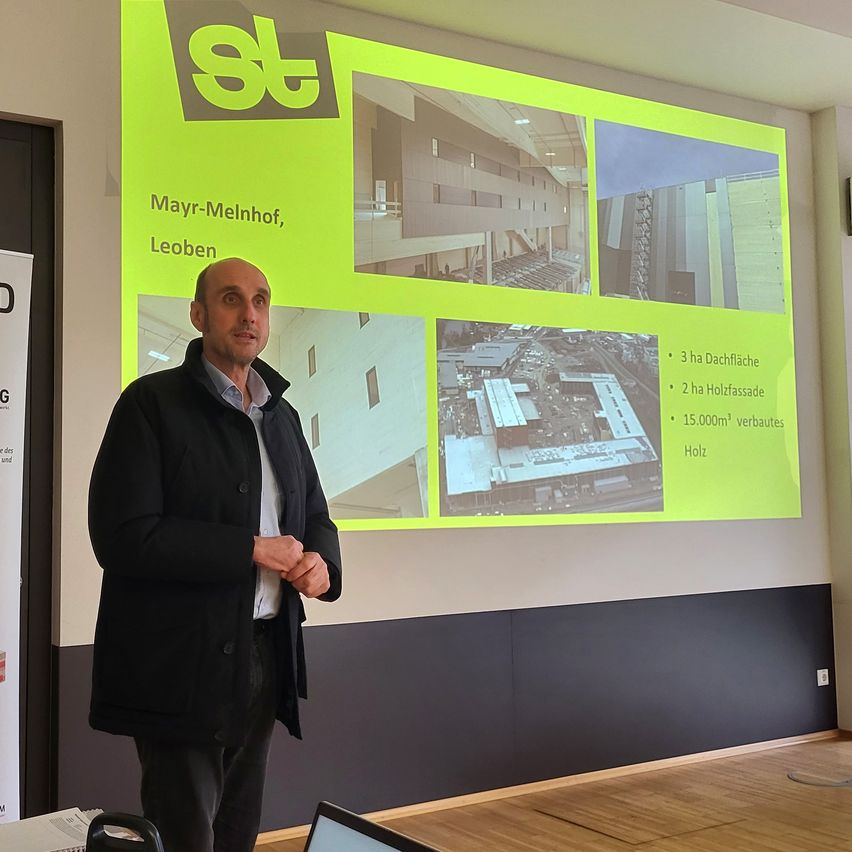 Bild enthält, Adult, Male, Man, Person, Crowd, Chair, Coat, Audience, People, Interior Design