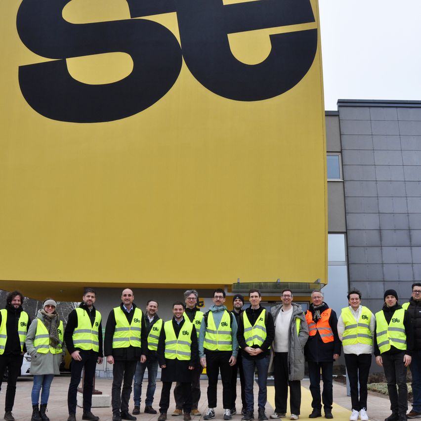 Bild enthält, People, Person, Vest, Car, Walking, Worker, Logo, Jeans, Shoe, Jacket