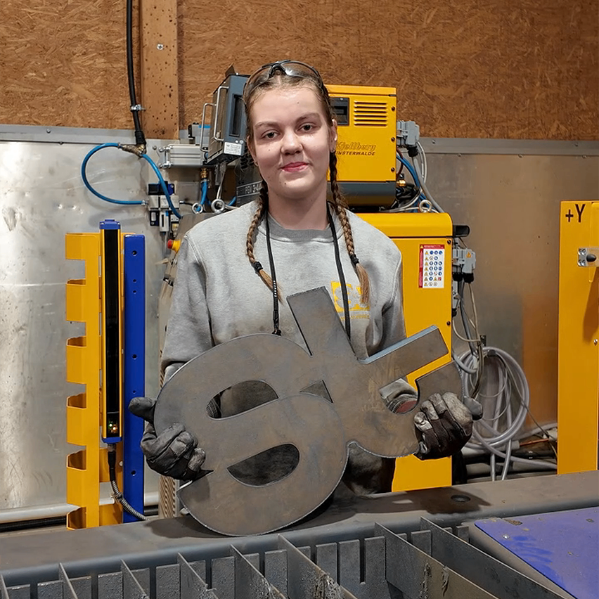 Bild enthält, Factory, Plywood, Wood, Person, Worker, Adult, Female, Woman, Manufacturing, Workshop