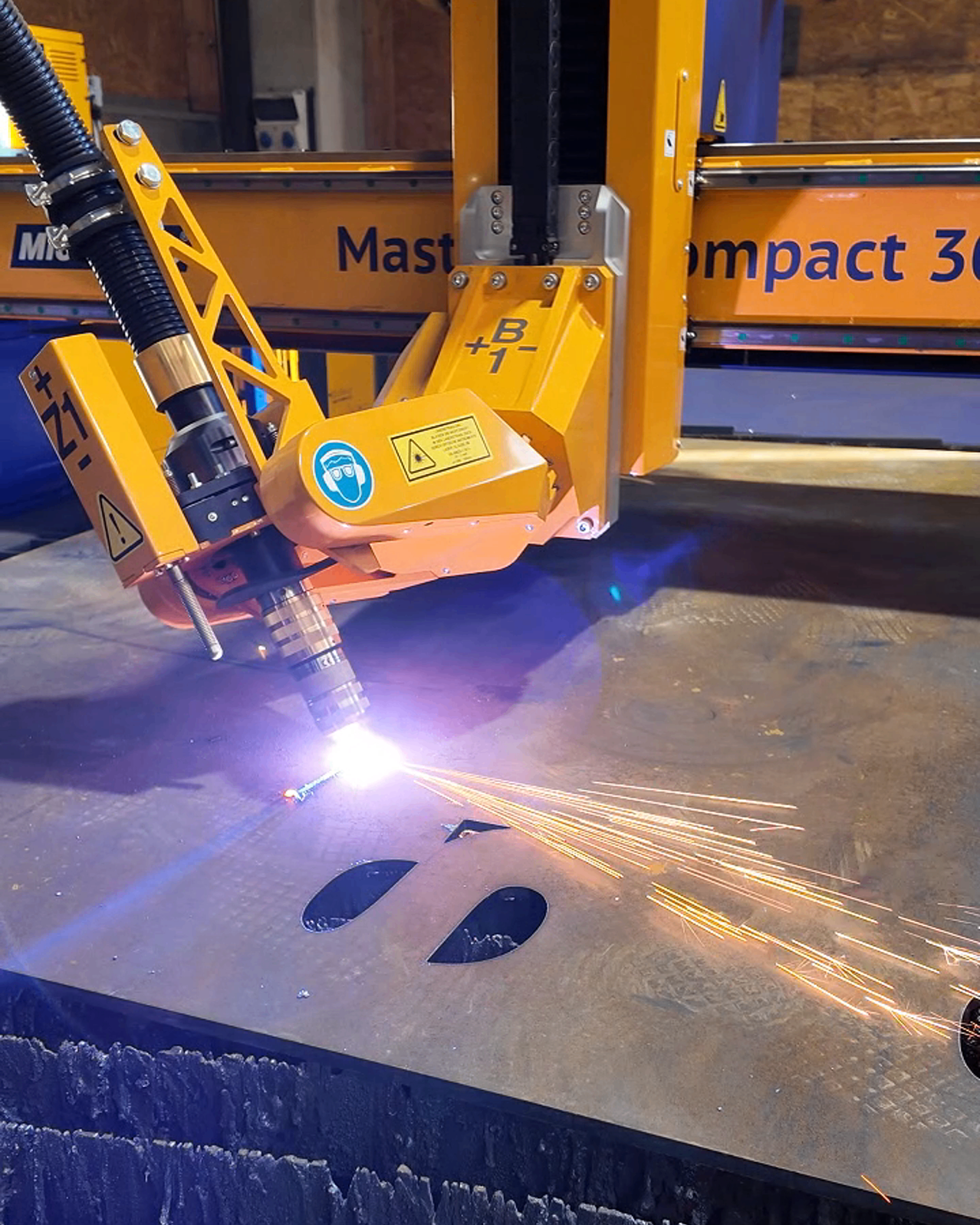 Bild enthält, Metalworking, Person, Worker, Bulldozer, Machine, Welding